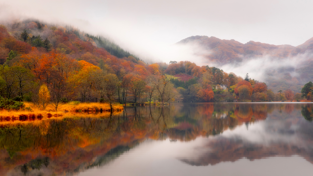 秋日森林薄雾缭绕，湖泊山水倒影4K高清壁纸3840x2160下载