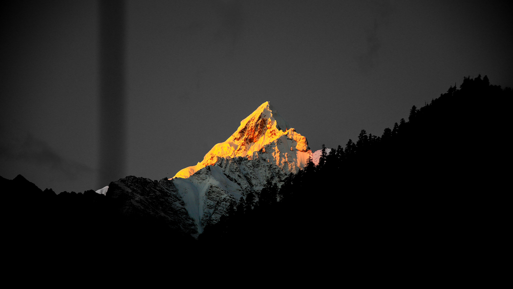 孤峰独峙日照金山,超清4K山脉风景壁纸3840x2160下载 孤峰独峙日照金山,超清4K山脉风景壁纸3840x2160下载