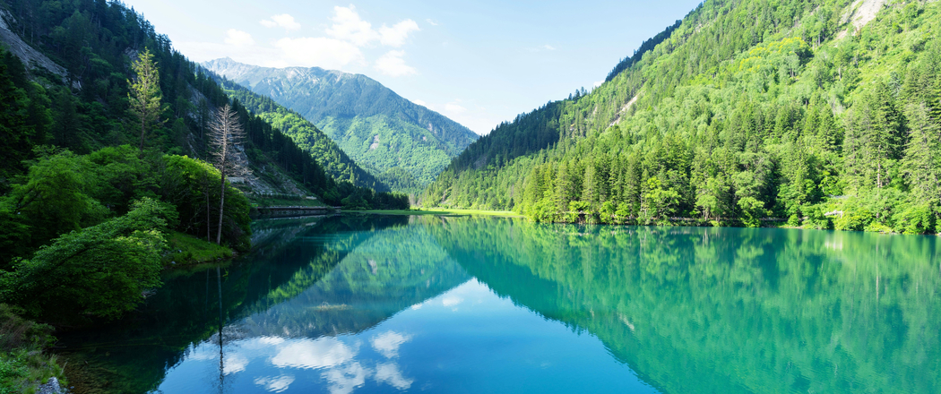 4K超清3440x1440带鱼屏壁纸，绿水青山倒影的绝美风景图下载