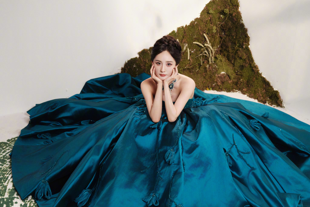 杨幂身着蓝色长裙4K高清壁纸 3840x2560分辨率美女图下载