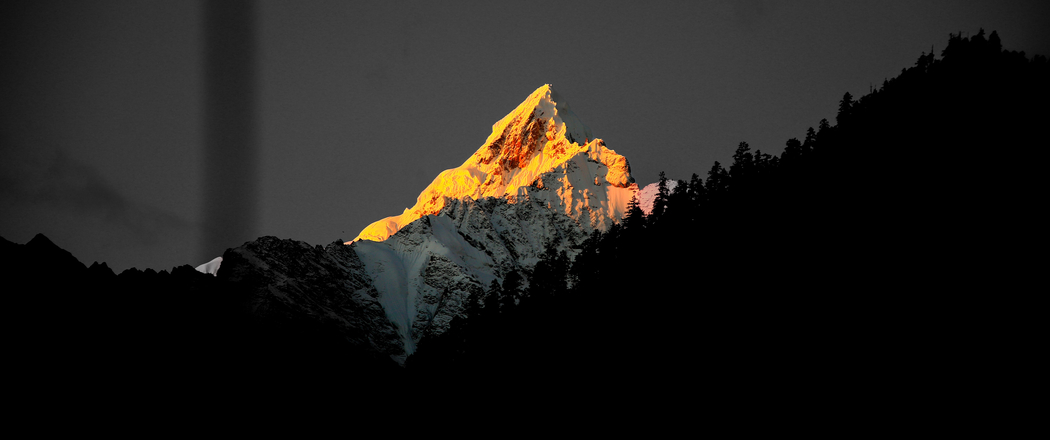 孤峰矗立山脉间，日照金山壮景，3440x1440超清带鱼屏4K风景壁纸下载