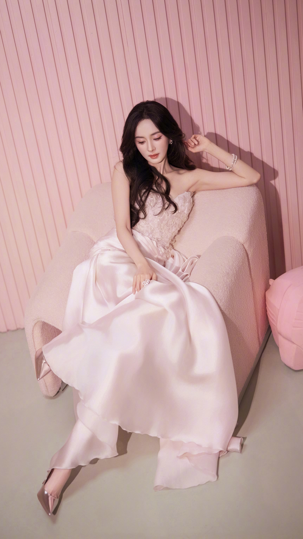 杨幂粉色裙装沙发背景4K竖屏高清手机壁纸2160x3840下载