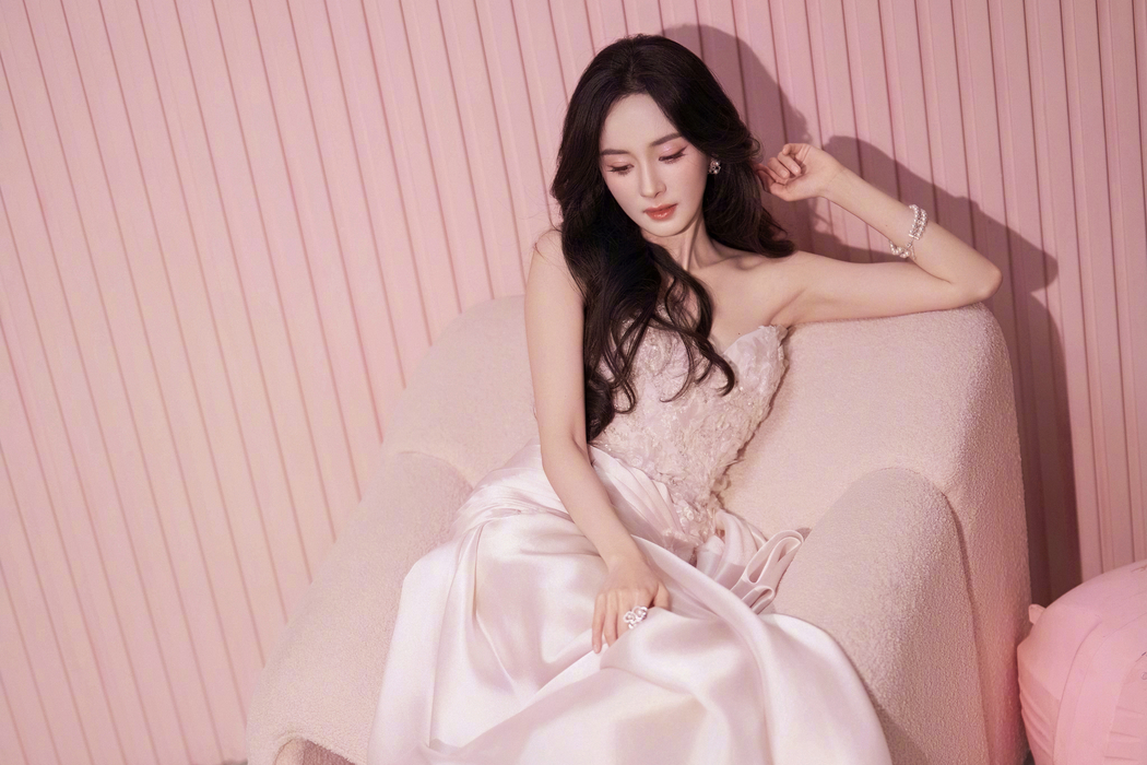 杨幂粉色裙子养眼造型，4K高清壁纸3840x2560下载