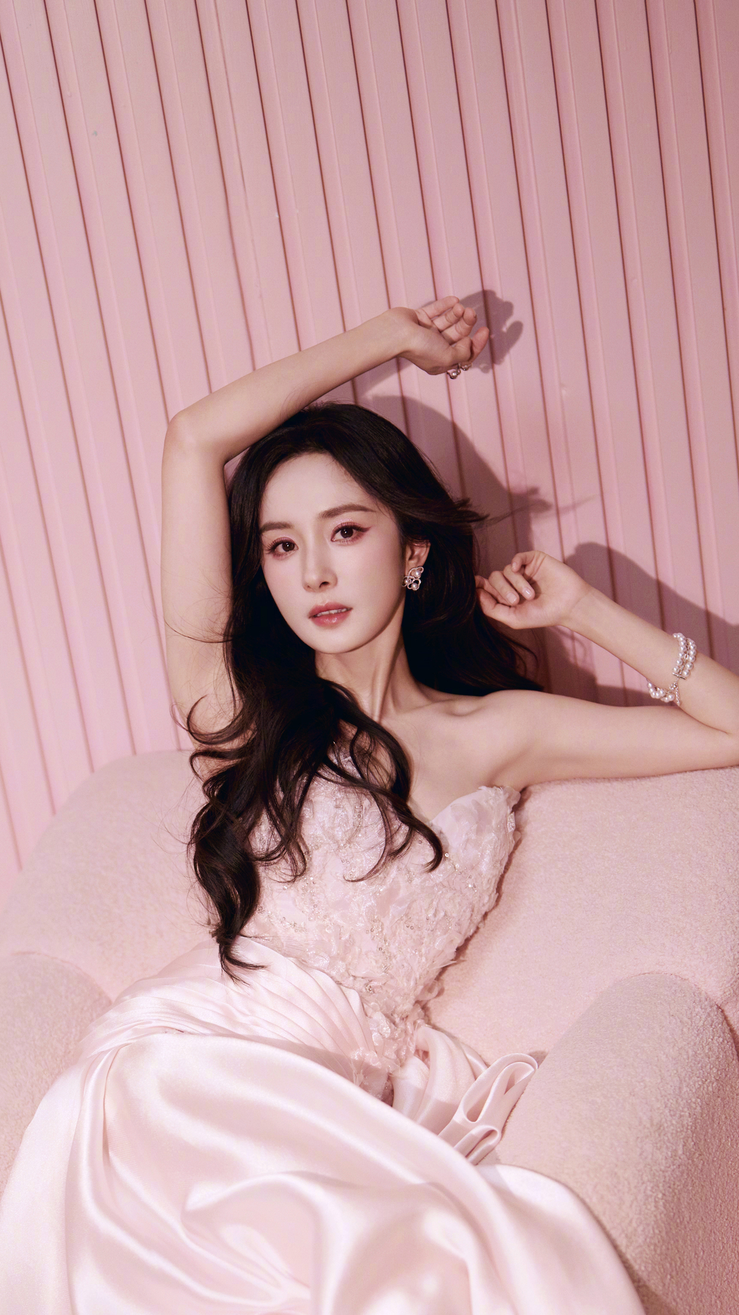 杨幂粉色裙子养眼高清竖屏4K手机壁纸2160x3840下载