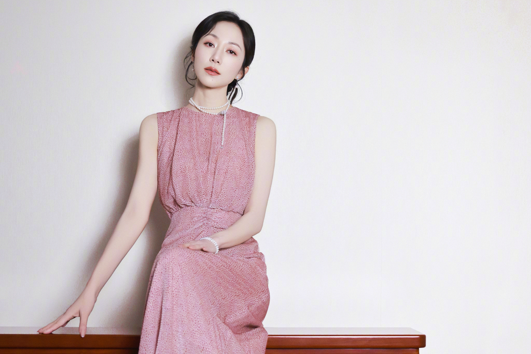 韩雪身着粉色裙子4K超清美女壁纸（3840x2560）下载