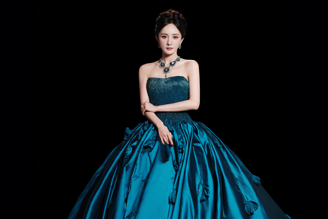 杨幂身着蓝色长礼服高清4K美女壁纸（3840x2560）下载