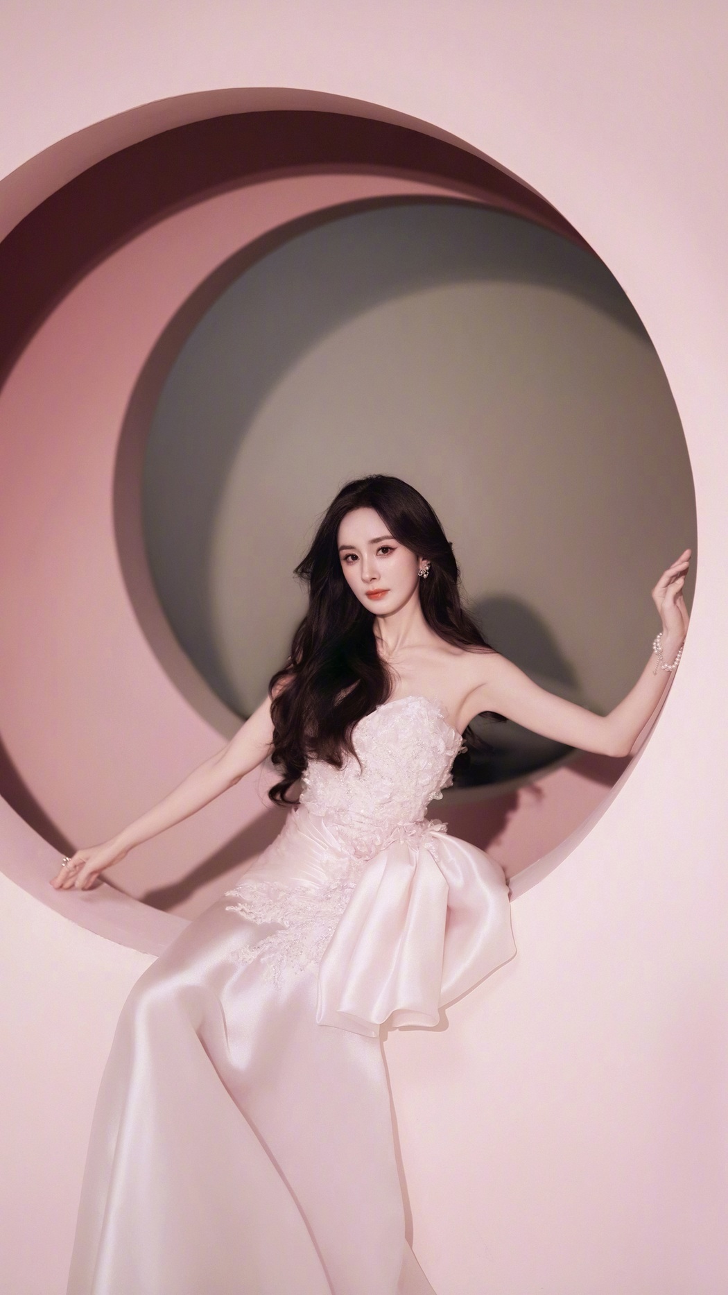 杨幂身着粉色裙子靓丽写真 4K竖屏高清手机壁纸2160x3840下载