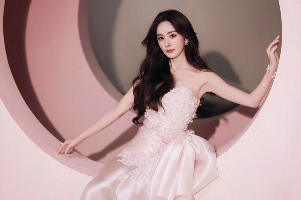 杨幂粉色裙子4K高清壁纸（3840x2560）下载