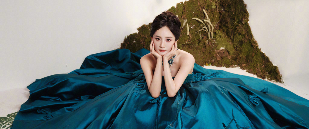 杨幂蓝色长裙4K高清壁纸，适配3440x1440带鱼屏下载