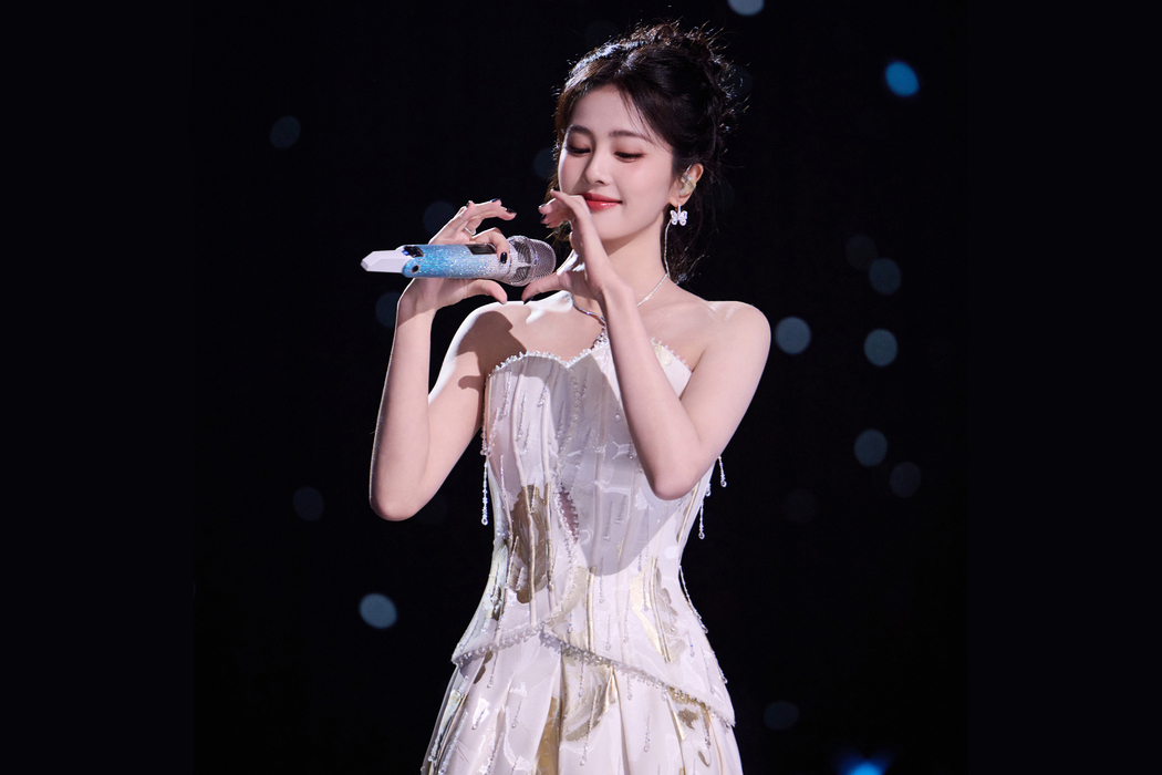 白鹿爱心手势超清4K美女壁纸3840x2560高清下载