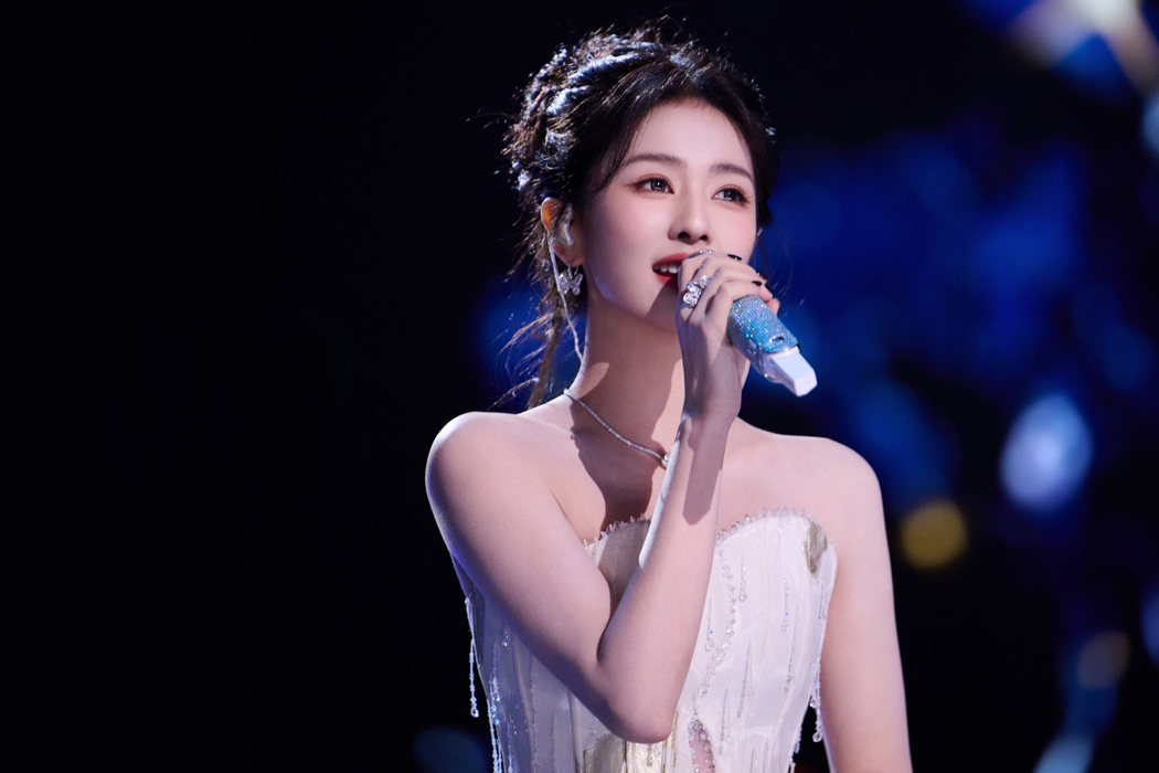 白鹿身着白裙深情献唱 4K超清美女壁纸3840x2560下载