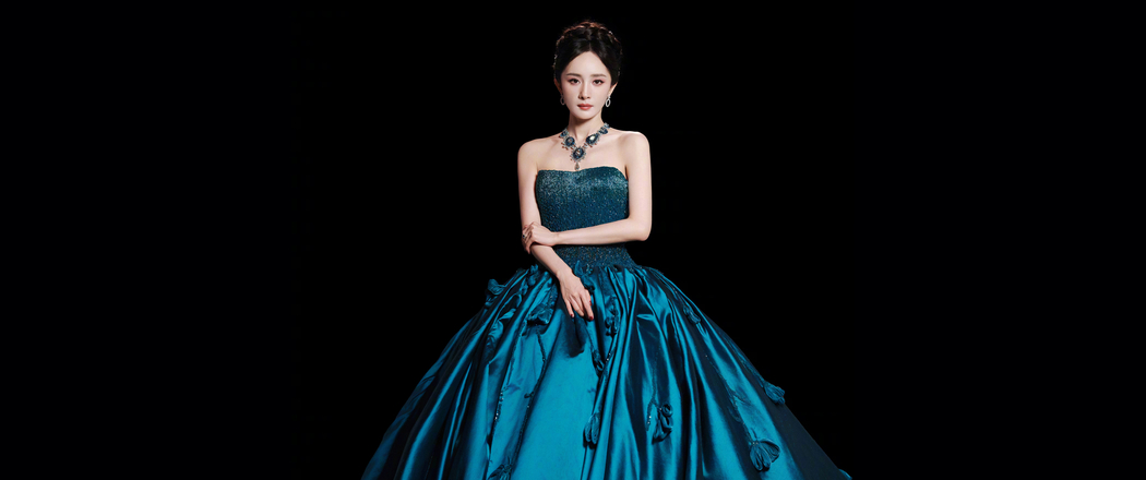 杨幂身着蓝色长礼服高清美图，适配3440x1440带鱼屏4K壁纸下载