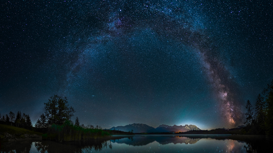 4K高清夜晚自然风景壁纸，天空银河、星空湖泊、树木草地倒影与山脉的绝美融合