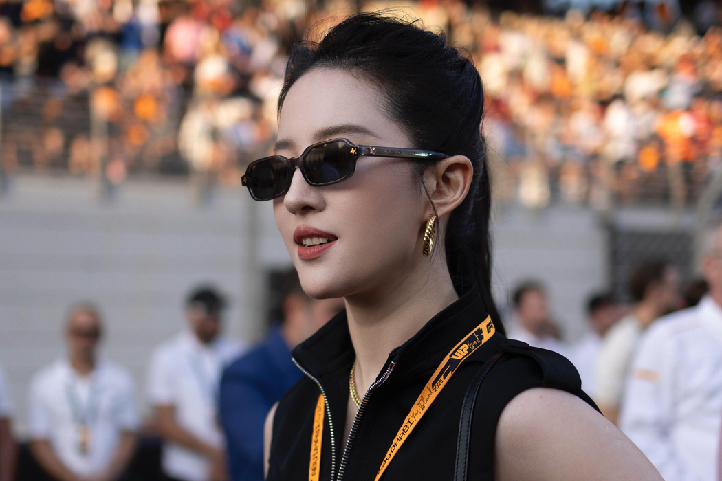 刘亦菲戴黑色墨镜超清4K美女壁纸(3840x2560)免费下载 刘亦菲戴黑色墨镜超清4K美女壁纸(3840x2560)免费下载