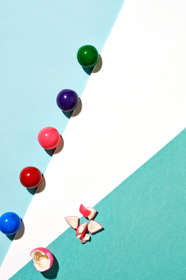 蓝白色背景七色彩虹糖高清PNG透明设计素材免费下载