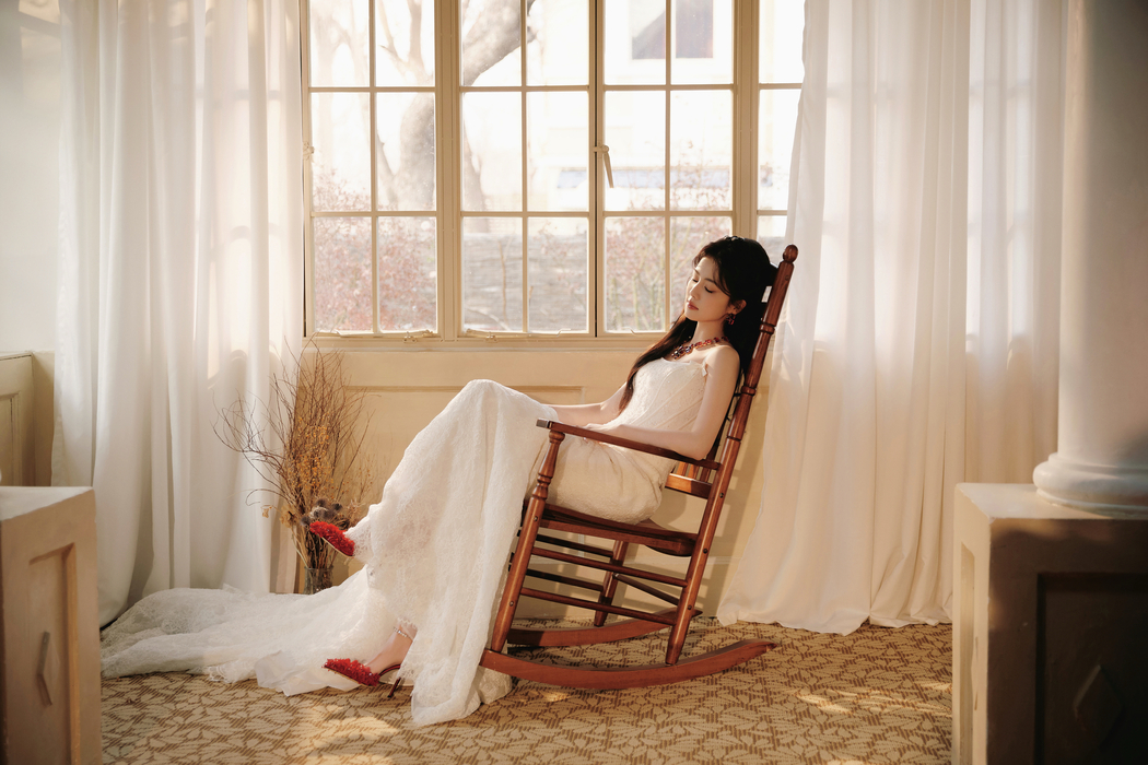 白鹿居家白色长裙子高清5K 4K美女壁纸5000x3334免费下载