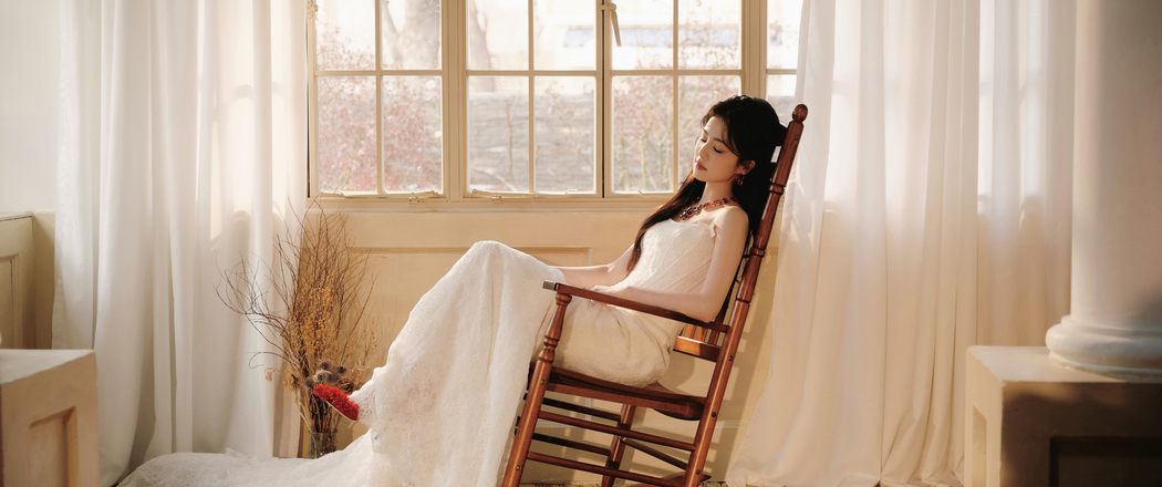 白鹿居家白色长裙3440x1440带鱼屏4K高清美女壁纸免费下载