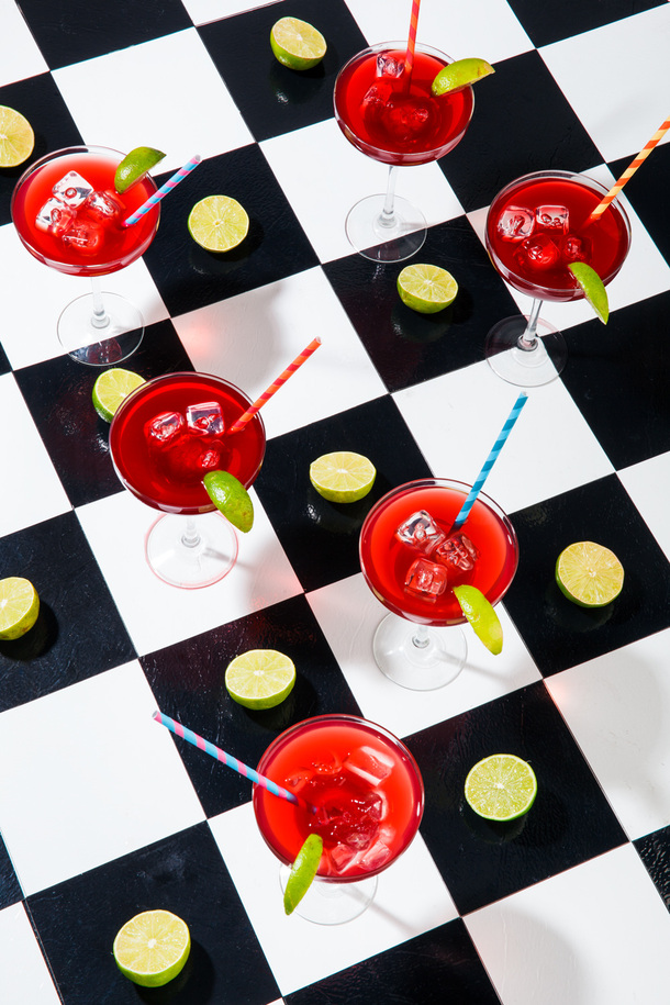 黑色背景红色饮料高清PNG透明设计素材免费下载