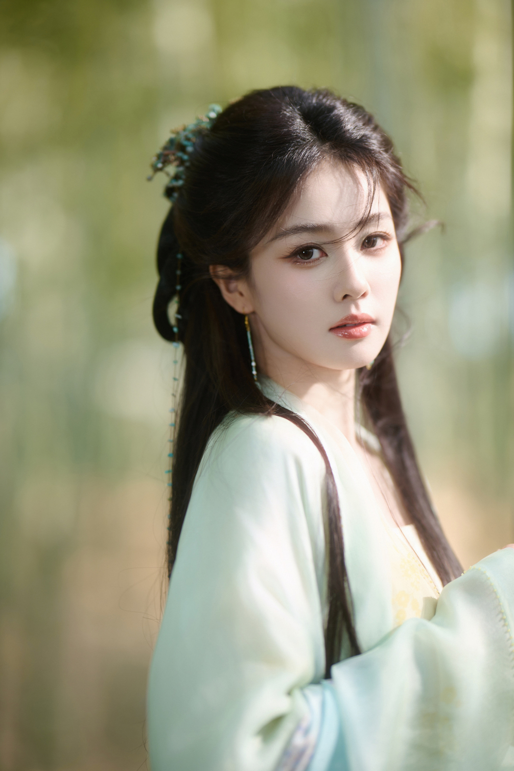 古风竹林美女与白鹿4K高清手机壁纸3000x4500免费下载