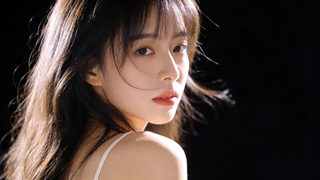 黑色背景光影长发美女4K高清壁纸3840x2160免费下载