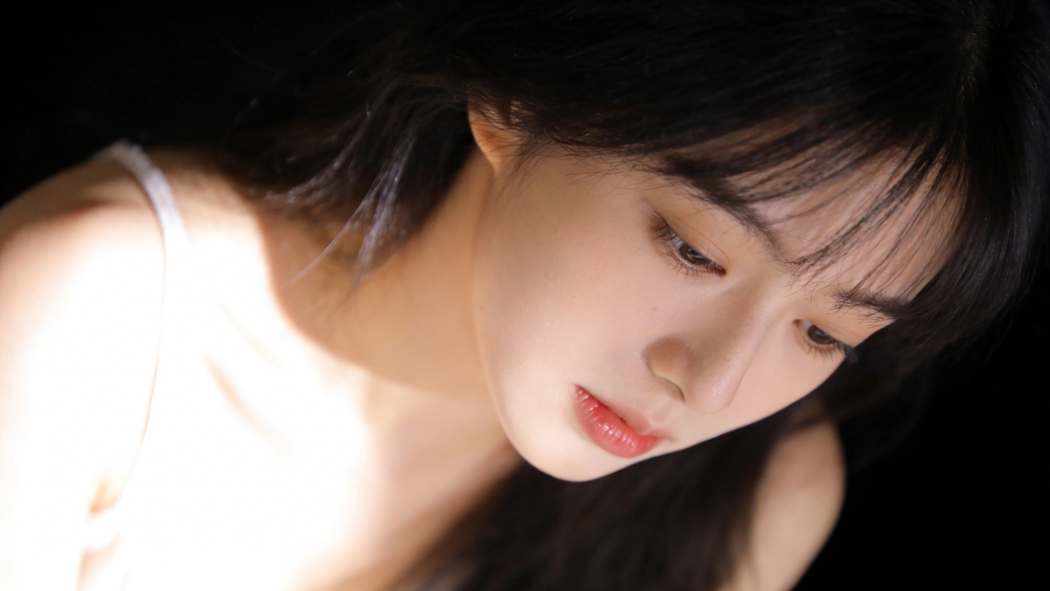 光影美女4K高清电脑壁纸 3840x2160黑色背景免费下载