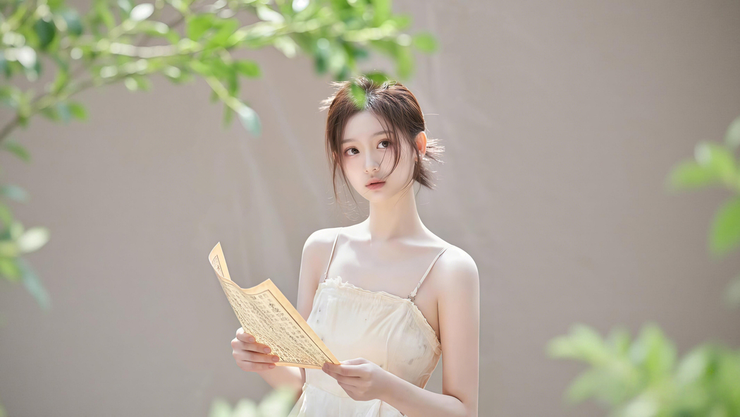 绿植背景4K高清连衣裙气质清纯美女桌面壁纸3840x2160免费下载 绿植背景4K高清连衣裙气质清纯美女桌面壁纸3840x2160免费下载