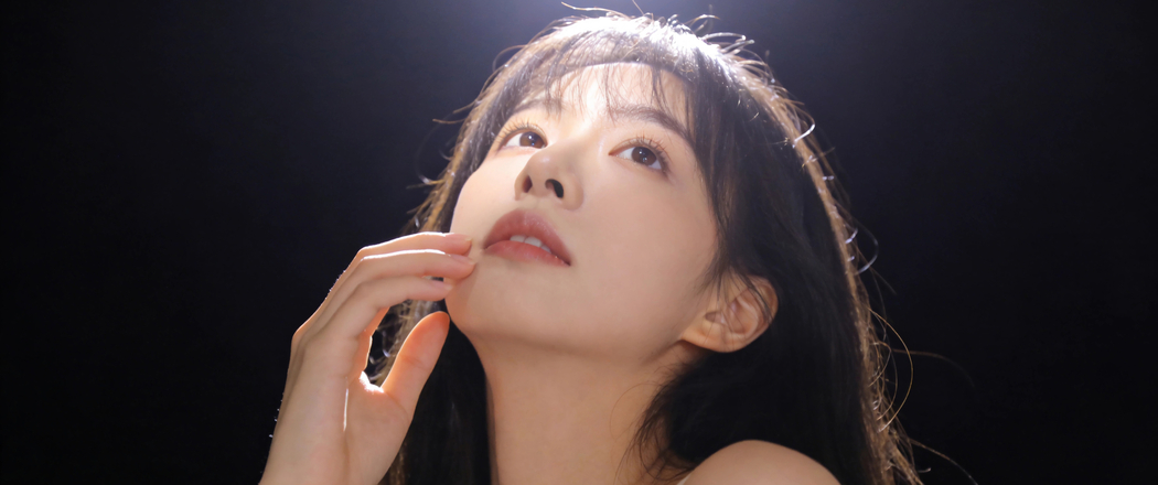 光影下的清纯美女 4K高清3440x1440带鱼屏黑色背景壁纸免费下载