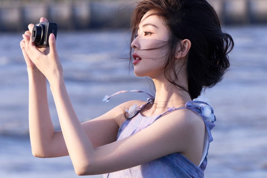 清新自然蓝裙相机美女风吹头发4K高清壁纸4500x3000免费下载