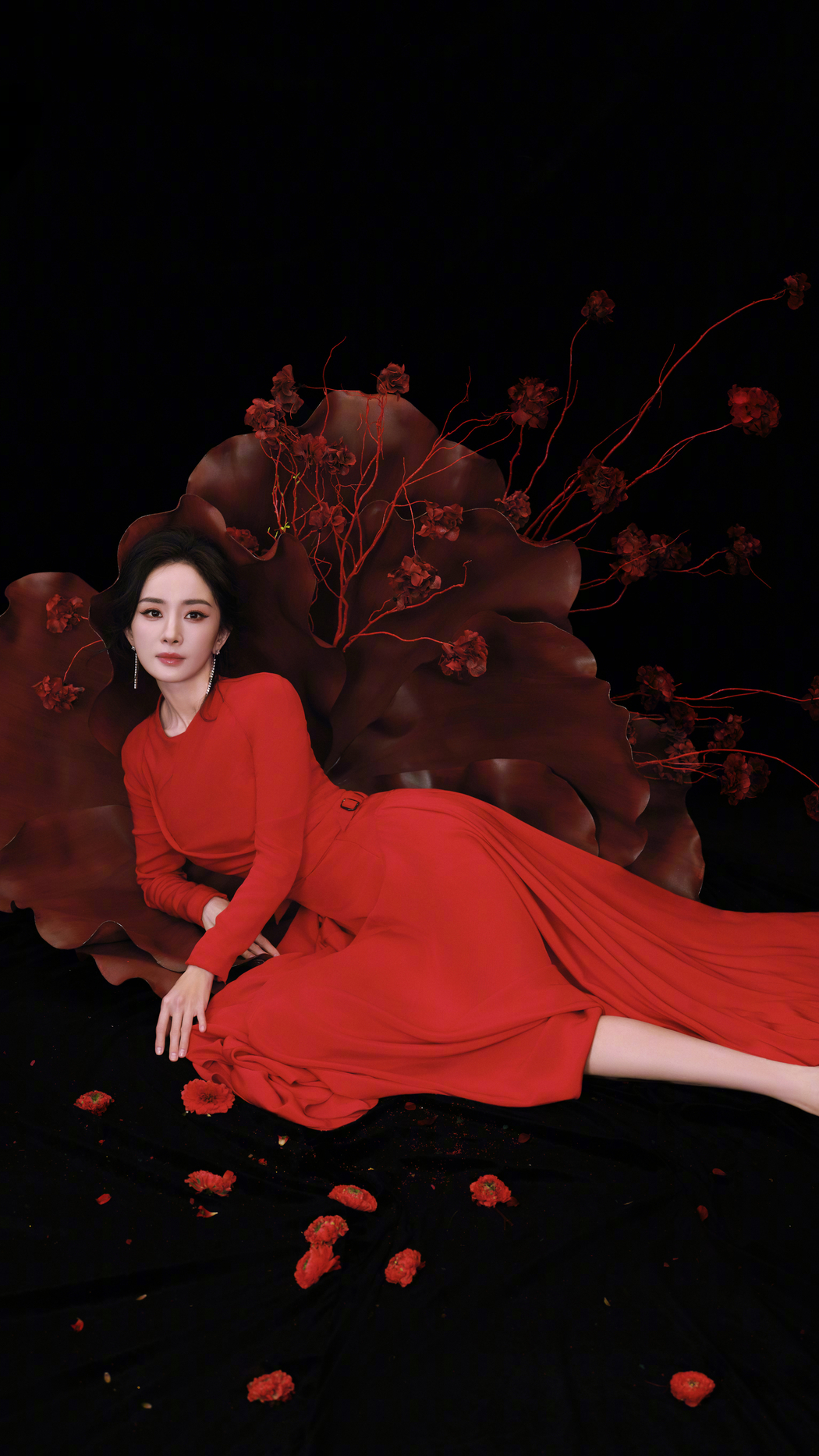 杨幂红色裙子花朵4K手机高清壁纸2160x3840免费下载 杨幂红色裙子花朵4K手机高清壁纸2160x3840免费下载