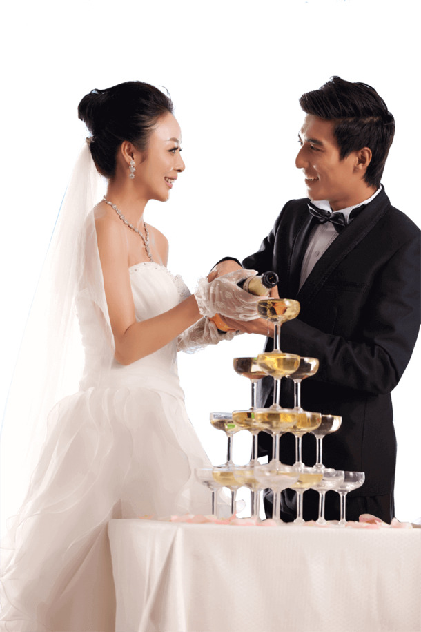 倒酒新人高清PNG透明图 情人节节日元素设计素材免费下载