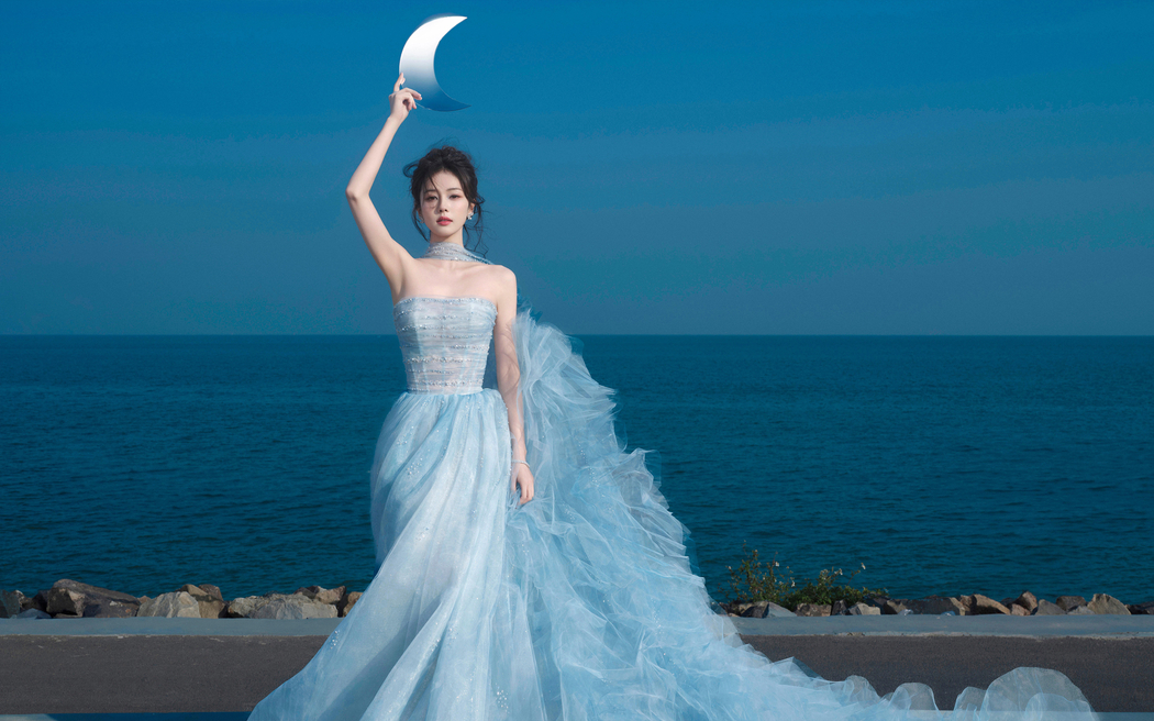 海边蓝裙美女白鹿2880x1800高清壁纸免费下载