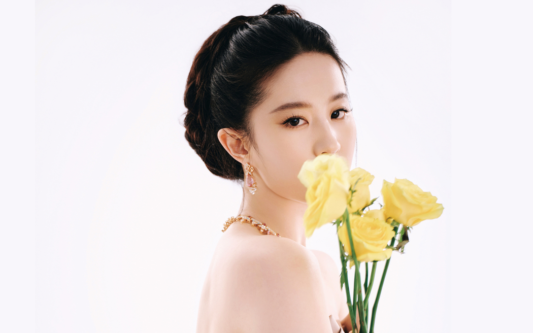 刘亦菲手拿鲜花2880x1800高清电脑壁纸免费下载