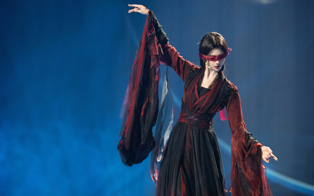 鞠婧祎蒙眼2880x1800高清美女壁纸免费下载