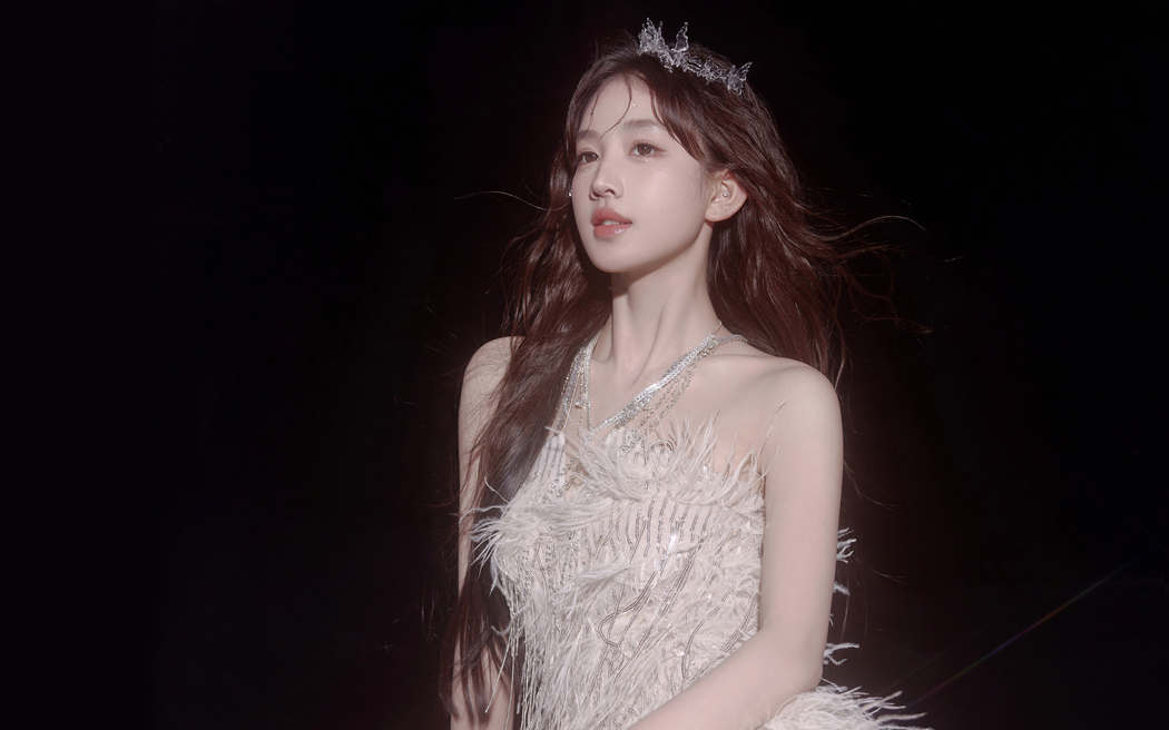 高清黄玉瑶白色裙子美女2880x1800桌面壁纸免费下载