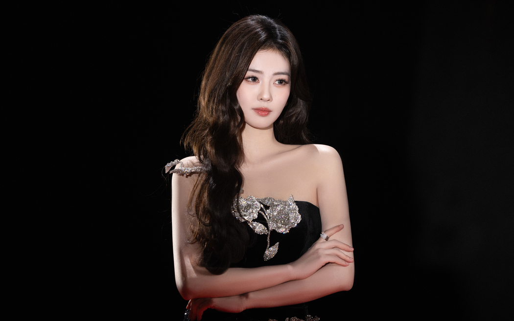 白鹿黑色裙子优雅车机美女4K高清壁纸3840x2400免费下载