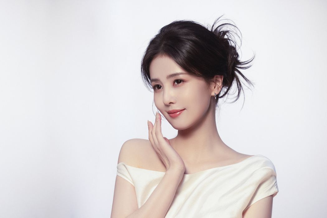 白鹿素白优雅高清4K美女壁纸3840x2560免费下载