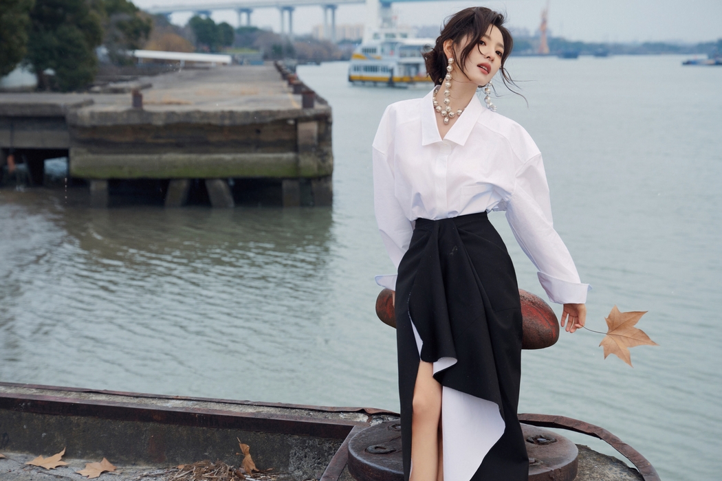 江边白色衬衫章若楠4K高清美女壁纸4500x3000免费下载