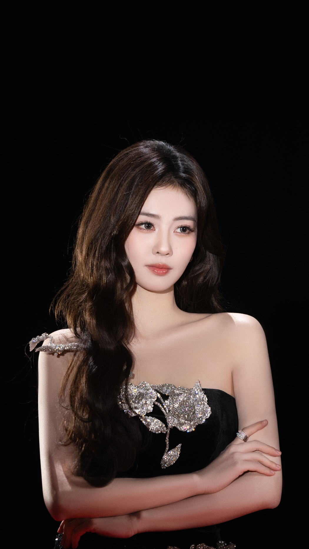 白鹿黑色裙子4K高清壁纸 黑色背景2160x3840手机免费下载