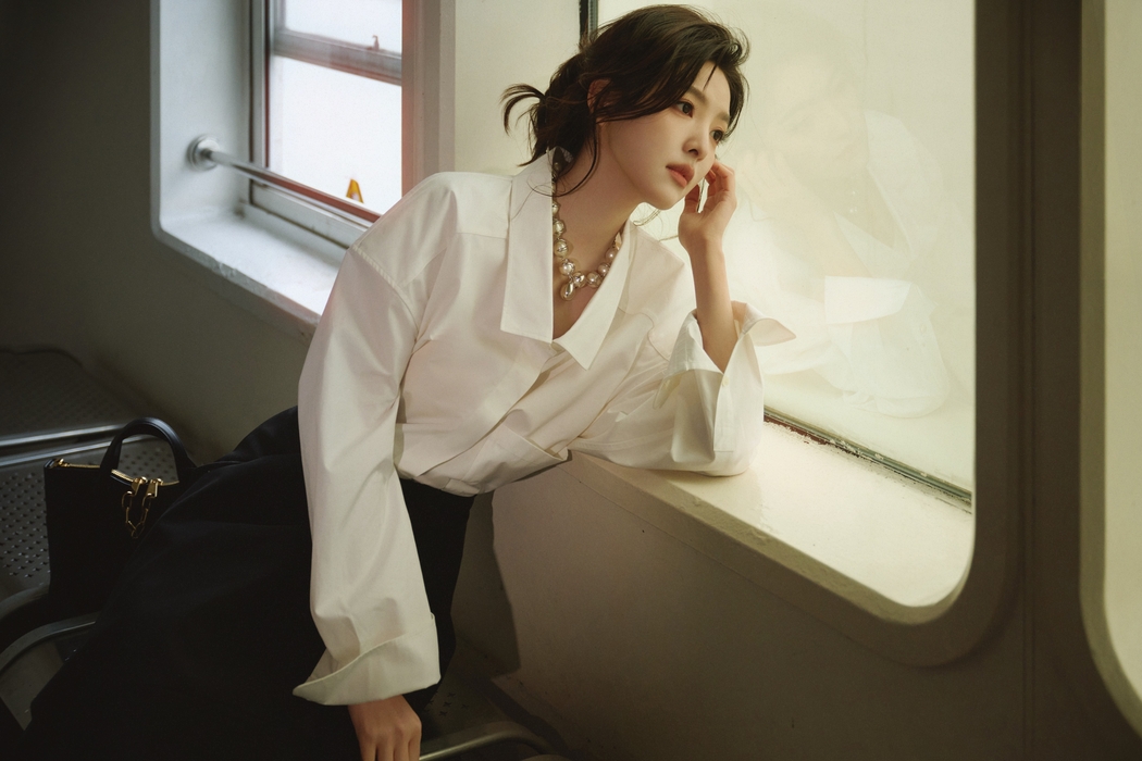 窗边白色衬衫章若楠4K高清壁纸4500x3000免费下载