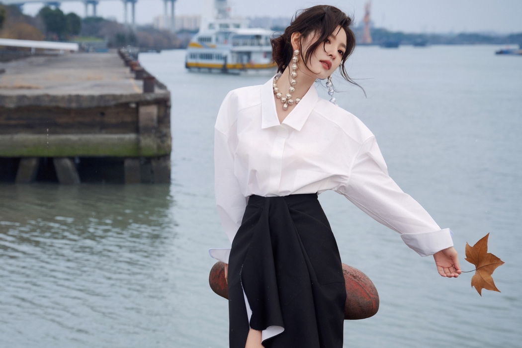 章若楠江边白色衬衫黑色裙子4K高清美女壁纸4500x3000免费下载