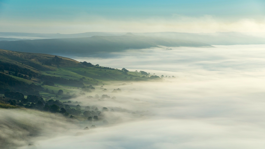 丘陵早晨日出薄雾远景 4K高清风景壁纸3840x2160免费下载