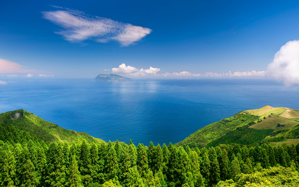 天空云海树木地平线远景海岸岛屿高清车机风景壁纸3200x2000免费下载