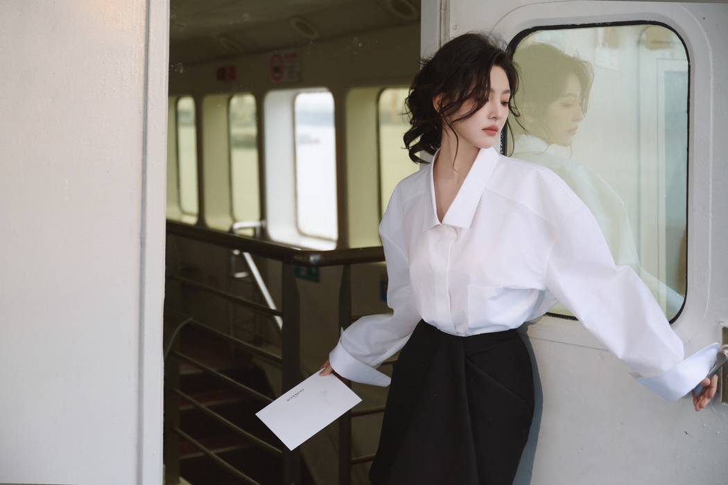 章若楠白色衬衫4K高清美女壁纸4500x3000免费下载