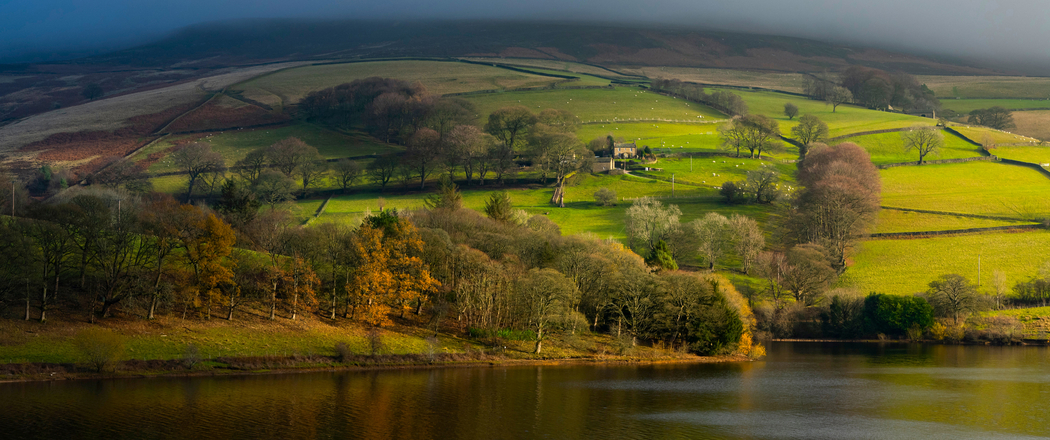 农场田野河流房屋绵羊山丘树林4K高清3440x1440带鱼屏风景壁纸免费下载