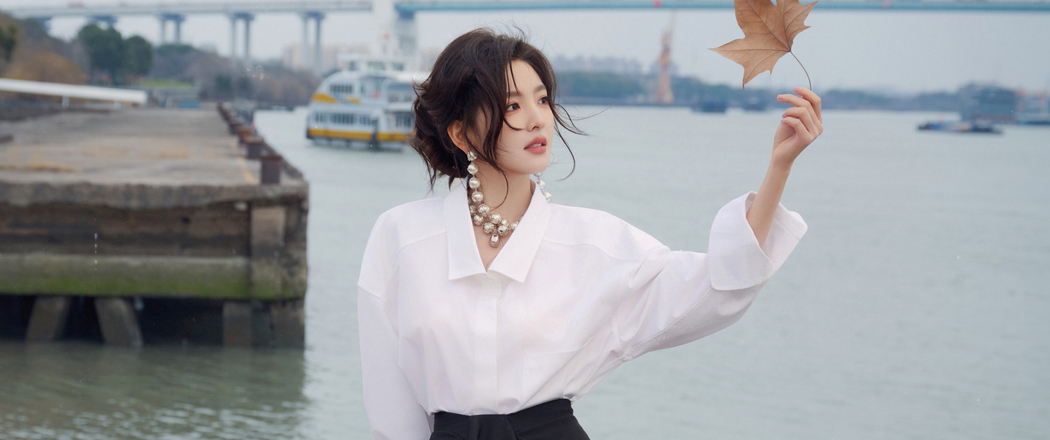 江边白色衬衫章若楠3440x1440带鱼屏4K高清壁纸免费下载