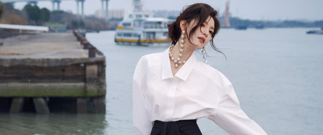 江边白色衬衫章若楠4K高清3440x1440带鱼屏横屏壁纸免费下载