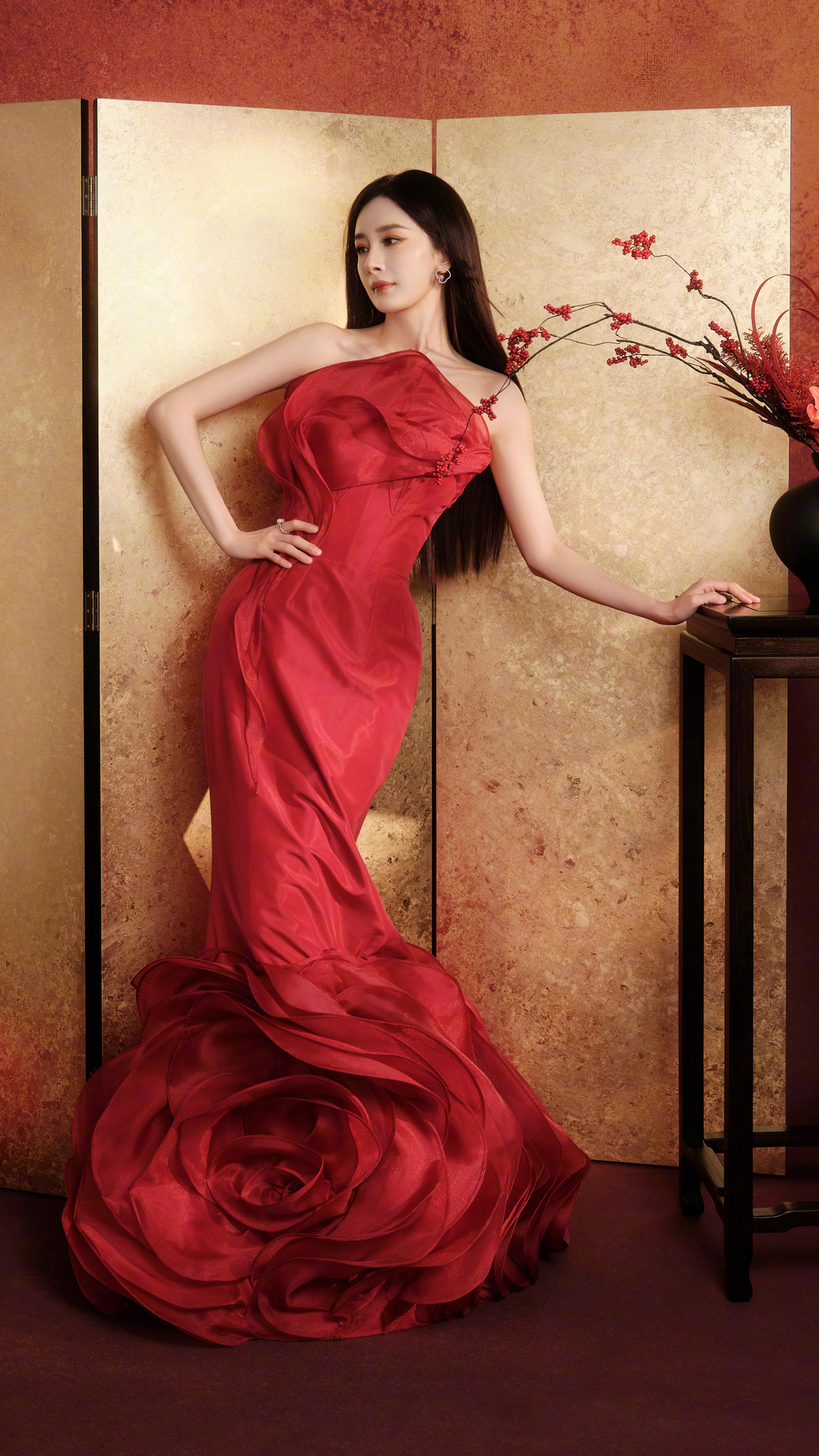 杨幂新年红色裙子礼服4K高清手机壁纸2160x3840免费下载