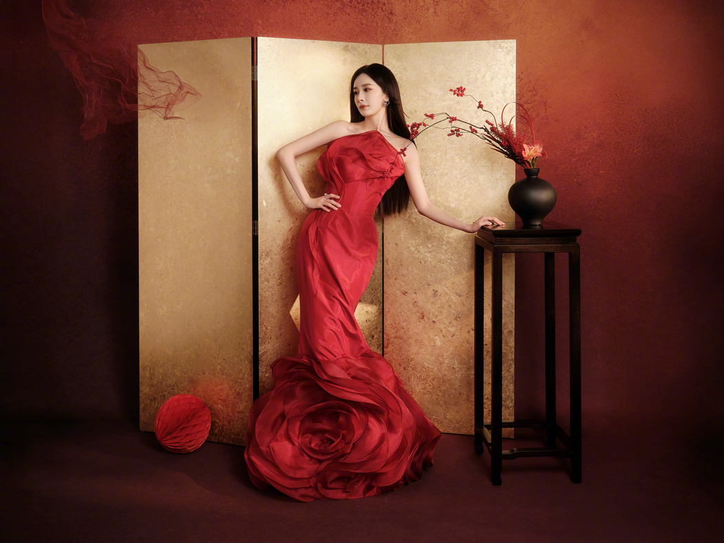 杨幂新年红色裙子礼服4K高清美女壁纸3840x2880免费下载
