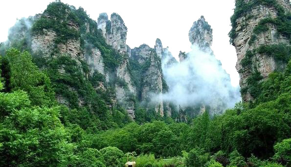 白云环绕张家界山峦高清PNG透明背景摄影素材免费下载