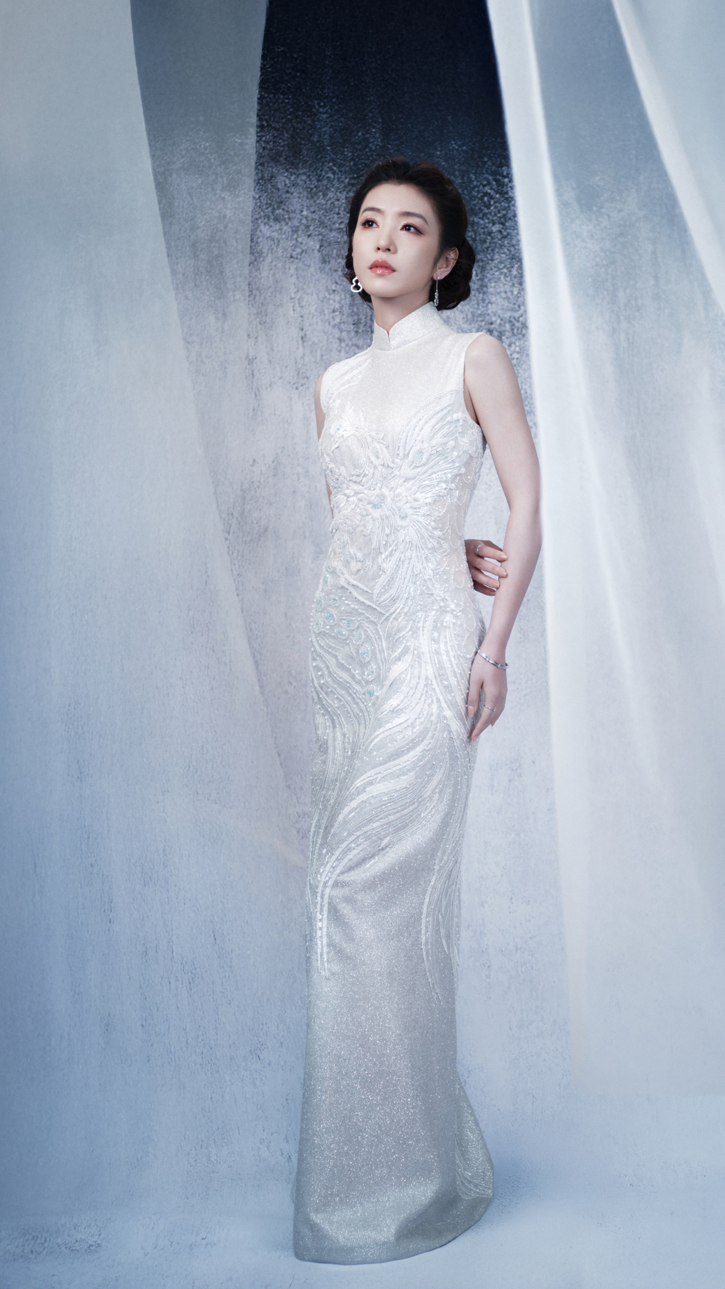 白色长裙子养眼美女李云霄 4K手机高清壁纸2160x3840免费下载